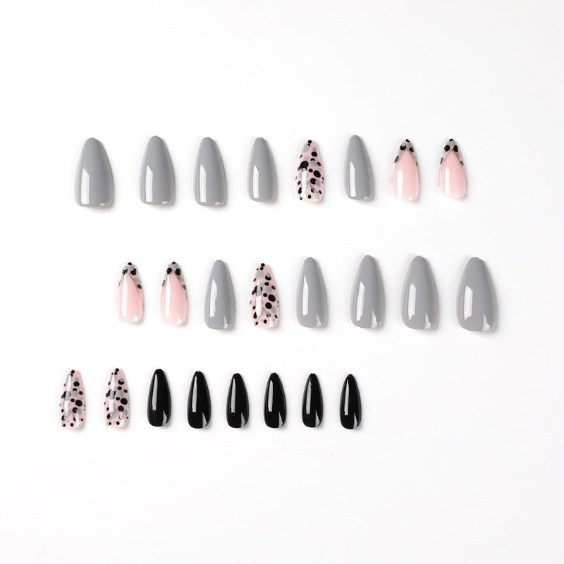 Kunstvolle Stiletto-Nägel mit elegantem Akzent-Design Brehn