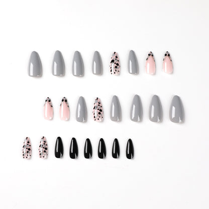 Kunstvolle Stiletto-Nägel mit elegantem Akzent-Design Brehn