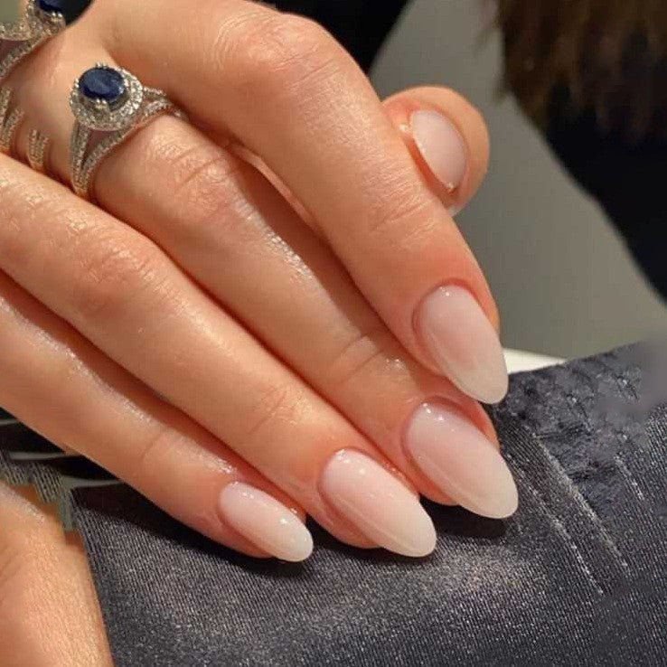 Kunstnagelset mit elegantem Ombre-Finish und spitzen Formen Brehn