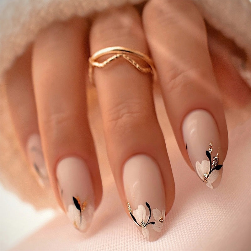 Kreatives Kunstnagelset mit feinen schwarz-weißen Verzierungen Brehn