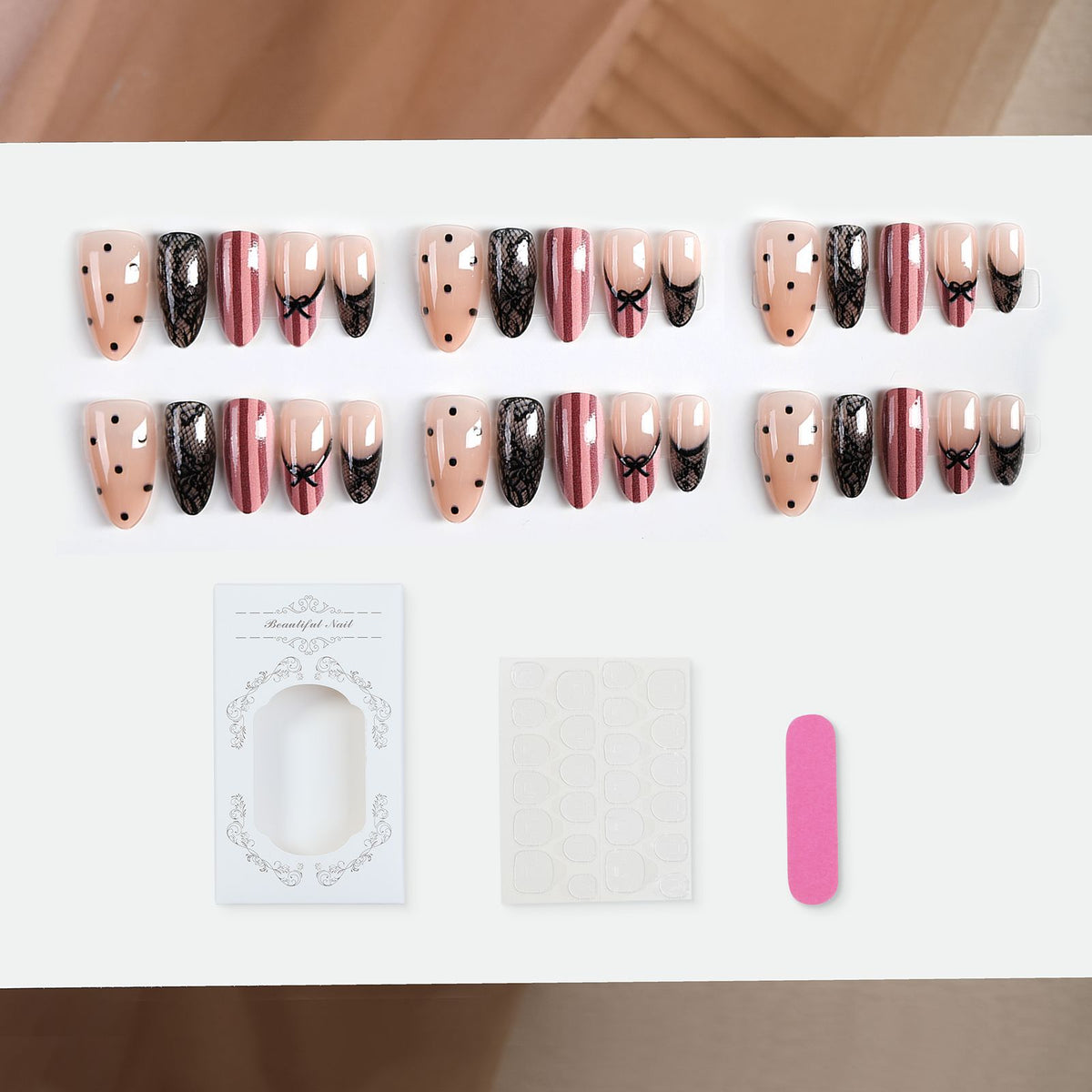 Kunstnagelset mit eleganten Schleifen- und Spitzenakzenten Brehn