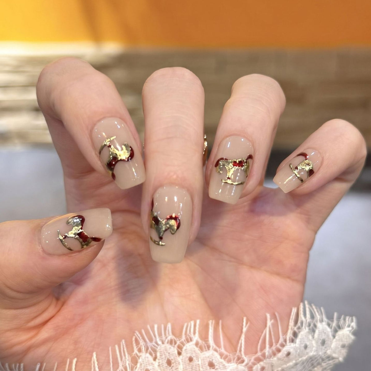 Dekoratives Press-On Nagelkunstset mit goldenen Akzentdesigns Brehn