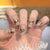 Dekoratives Press-On Nagelkunstset mit goldenen Akzentdesigns Brehn