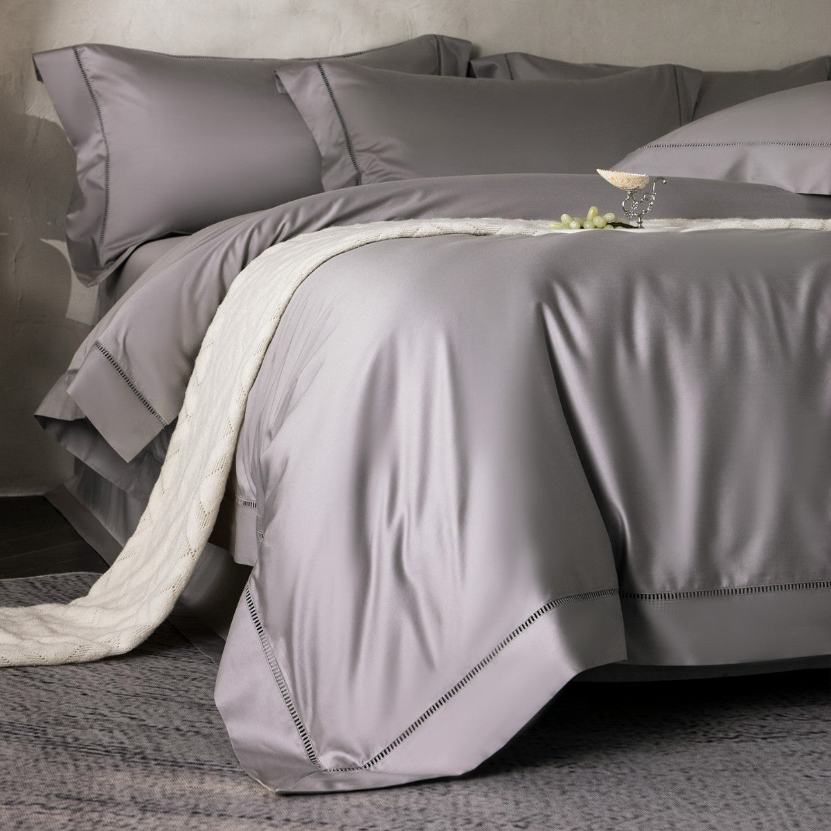 Luxuriöses seidiges Satin Bettdeckenbezug-Set mit Leiterstich-Saum und dekorativer Rüsche