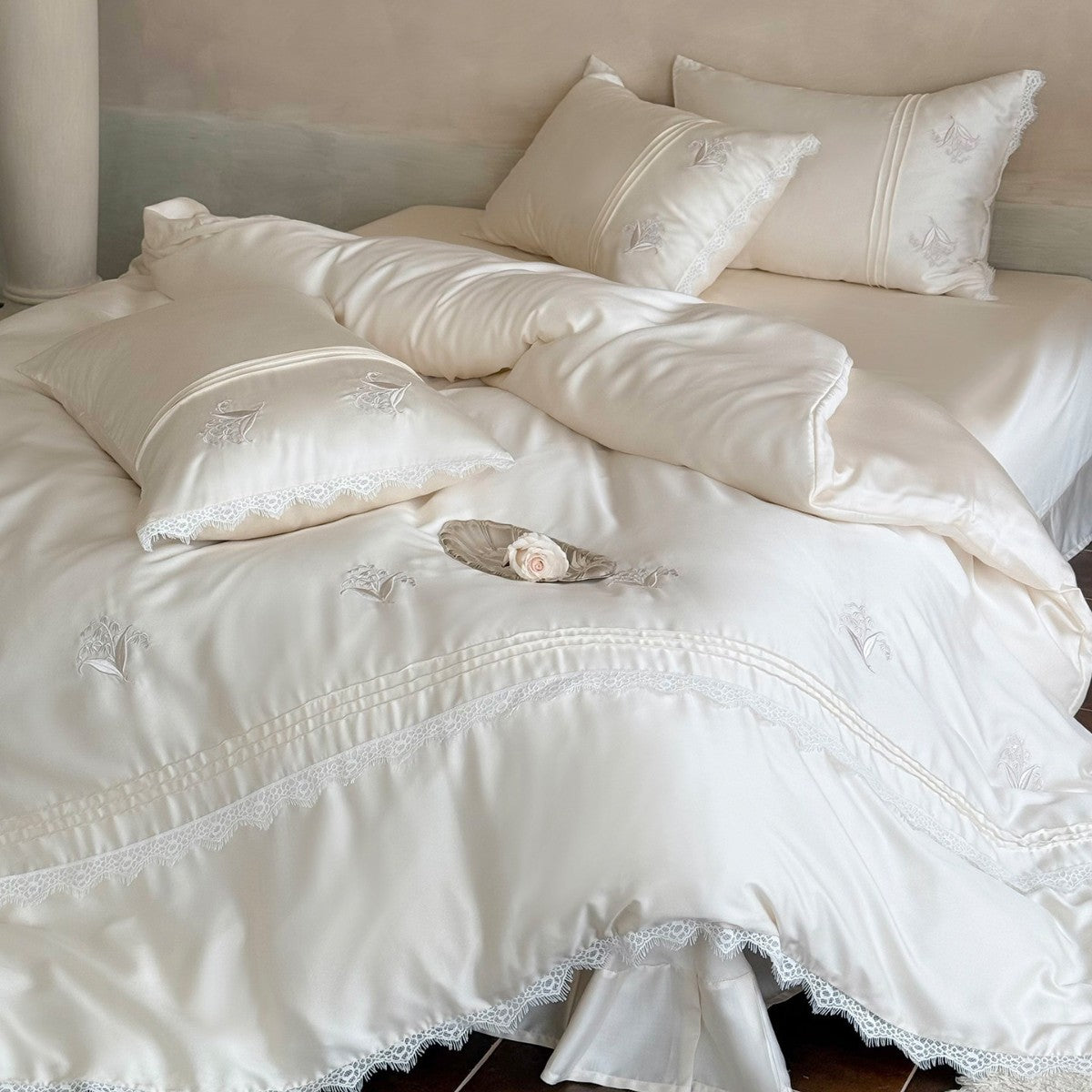 Luxus bestickte Satin Bettbezugset mit Spitzenbesatz und maßgeschneidertem Bettrock