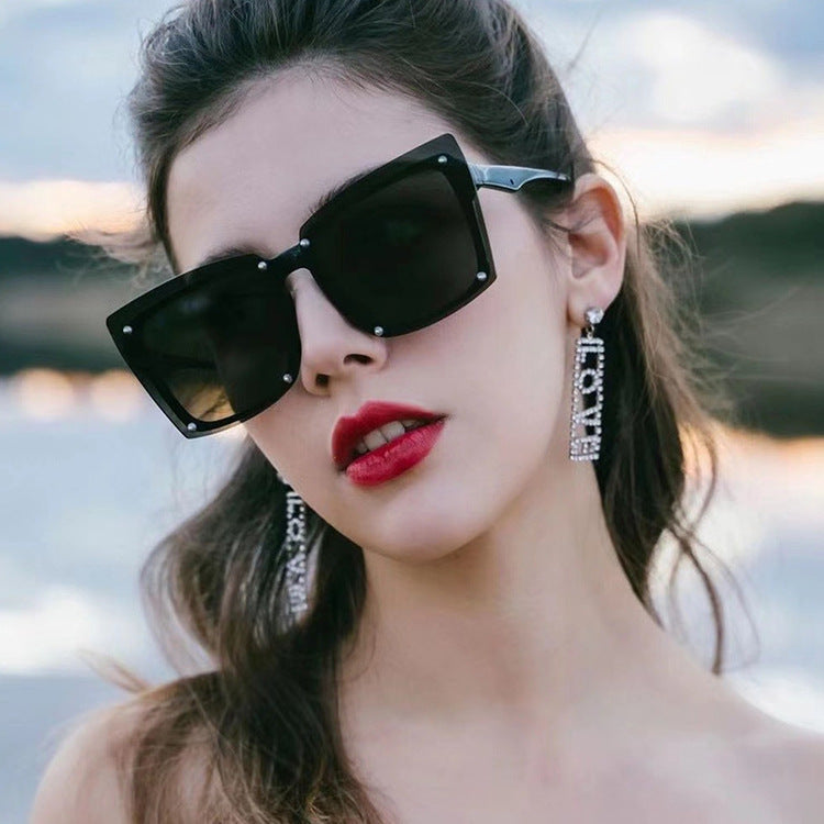 Damen statement Sonnenbrille mit stilvollem quadratischen Rahmen und modischen Akzenten Brehn