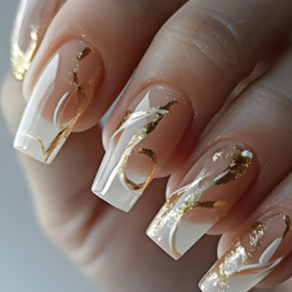 Kunstnägel mit Eleganten Goldakzenten Brehn