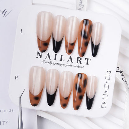 Künstlerisches Stiletto Press-On Nail Set mit floralen Verzierungen Brehn