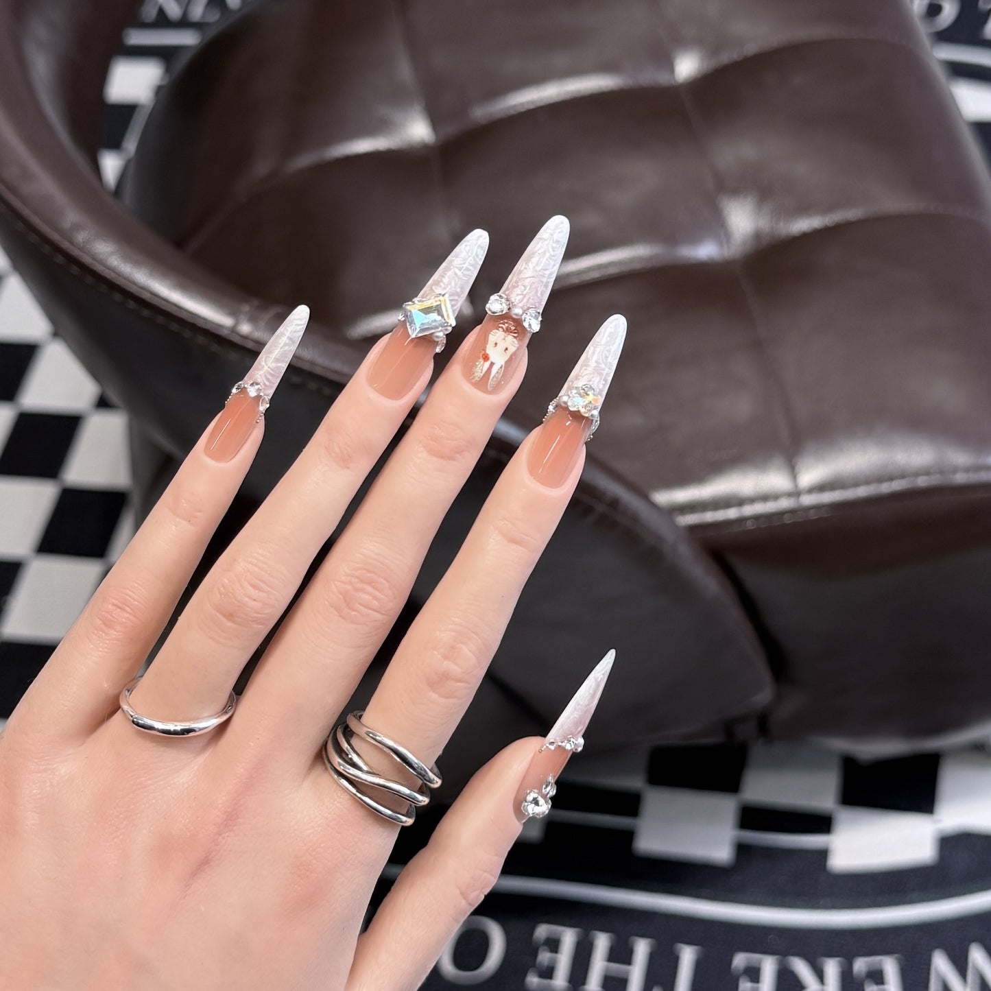 Glamouröse Stiletto Press-On Nagelkunstset mit eleganten dekorativen Elementen Brehn
