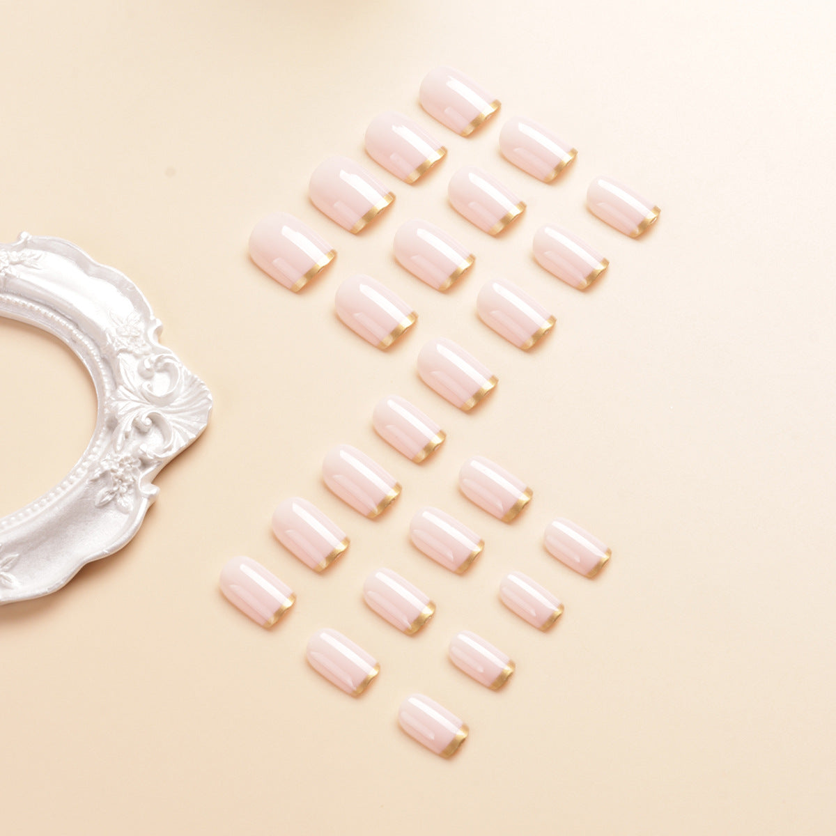 Elegante glänzende französische Nagelspitzen Brehn