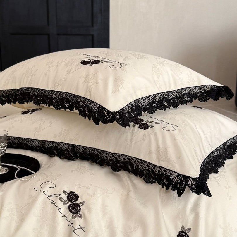 Besticktes florales Baumwollsatin-Bettbezug-Set mit gewelltem Spitzenbesatz und dekorativen Kissenbezügen