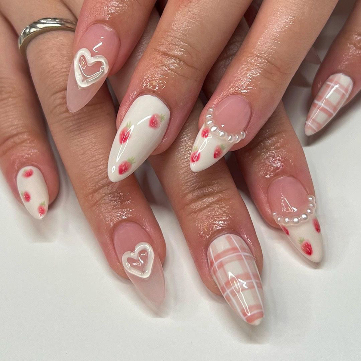 Künstlerische Herz- und Blumen-Press-On-Nagelverlängerungen Brehn