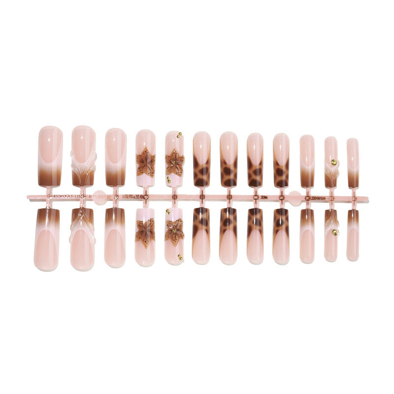 Kreatives Kunstnagelset mit floralen Akzenten und Ombre-Effekt Brehn