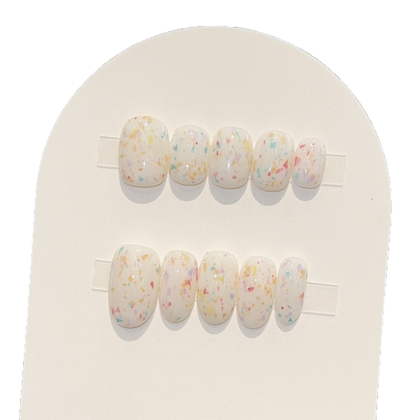 Kunstnägel mit Fröhlichem Funkel-Design Brehn