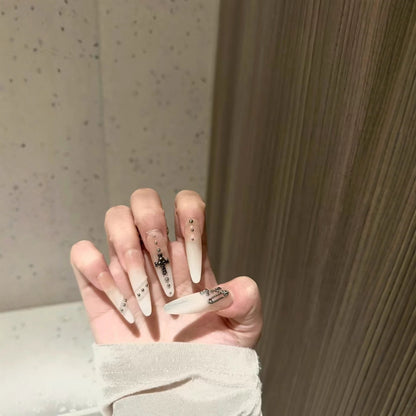 Künstlerische Stiletto-Nagelverlängerungen mit dekorativen Akzenten