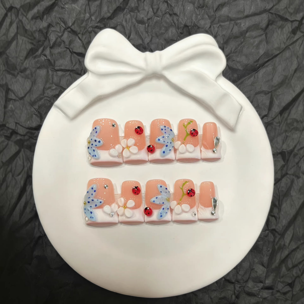 Dekoratives Press-On-Nägel-Set mit Blumen- und Marienkäfer-Designs