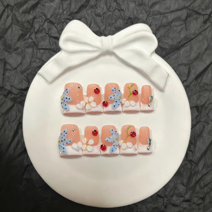 Dekoratives Press-On-Nägel-Set mit Blumen- und Marienkäfer-Designs