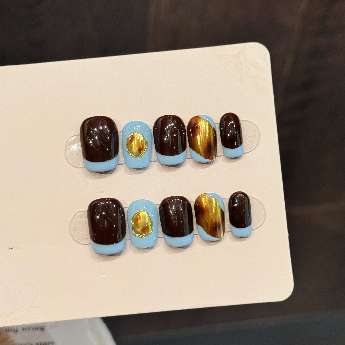 Künstlerisches Press-On Nail Art Set mit Metallic- und Ombre-Finish