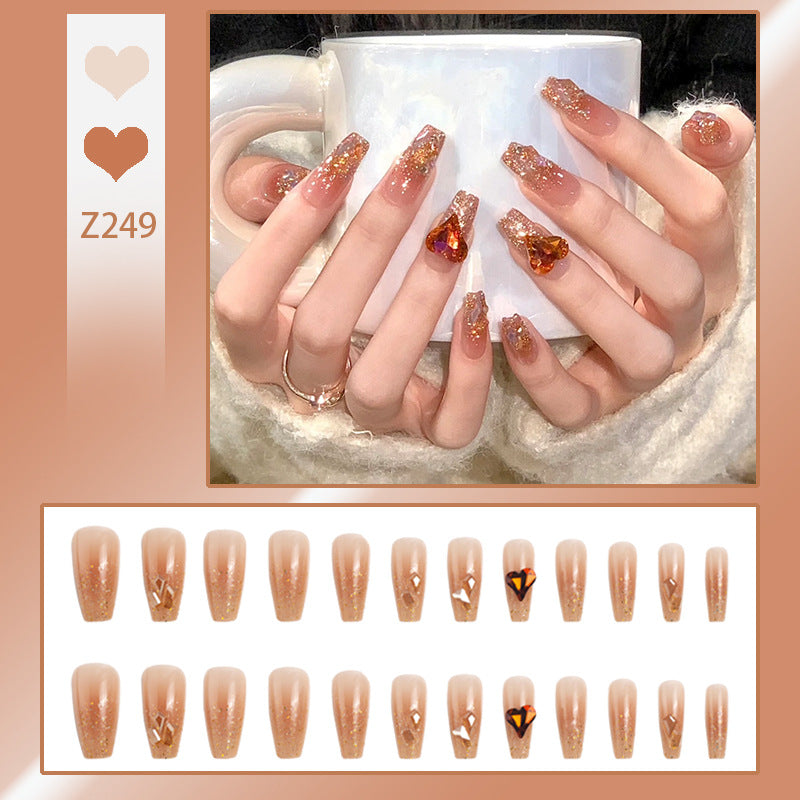 Kunstnagelset mit Glitzer- und Herzakzenten Brehn
