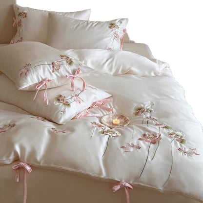 Besticktes Satin-Feel Bettbezugset mit Bändchenverschluss und floralen Applikationskissenbezügen