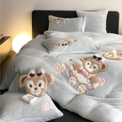 Kuschelige Bettgarnitur mit applizierten Plüsch-Teddys und Sherpa-Oberfläche
