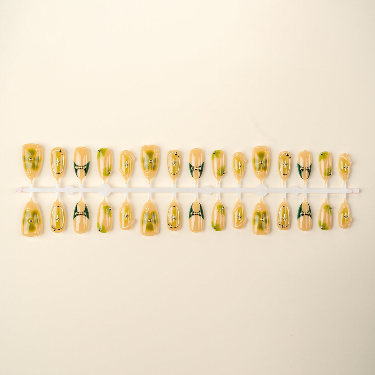Elegante botanische Nagelkunst Brehn