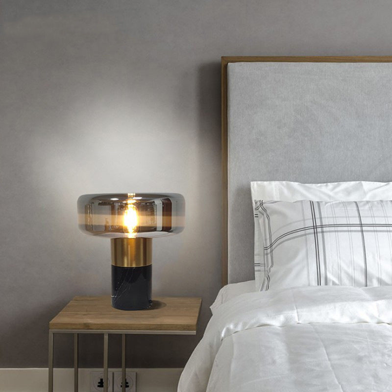 Moderne Tischlampe aus Glas mit goldenen Akzenten