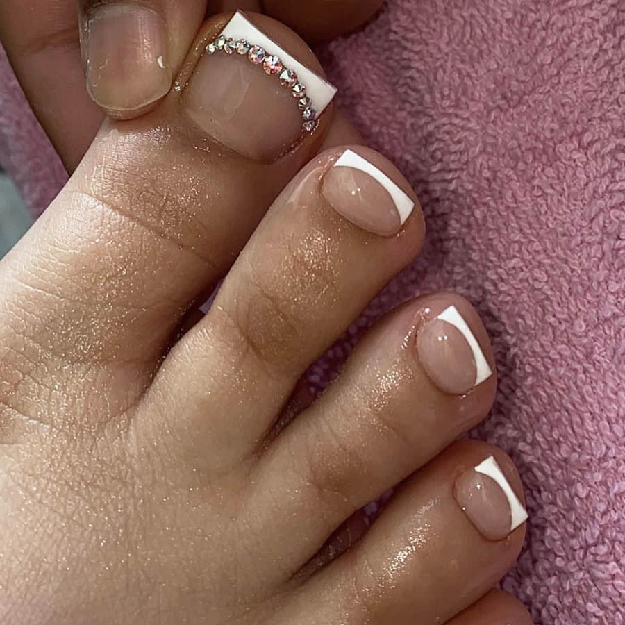 Fußnagelkunst-Set mit eleganter französischer Spitzenverzierung und Glitzerakzenten Brehn