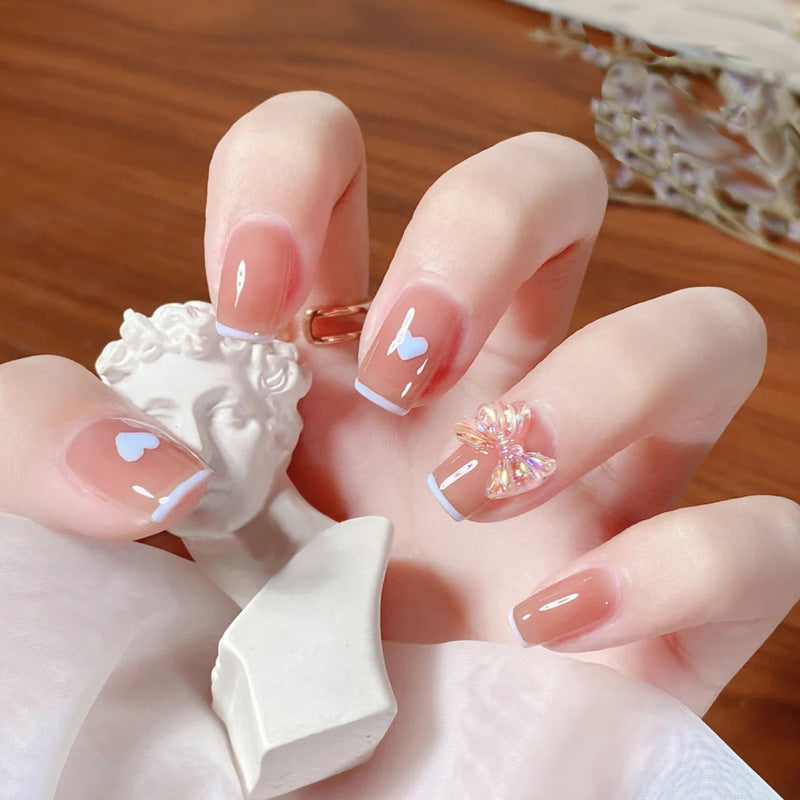 Kreatives Kunstnagelset mit Glitzer- und eleganten Muster Akzenten Brehn