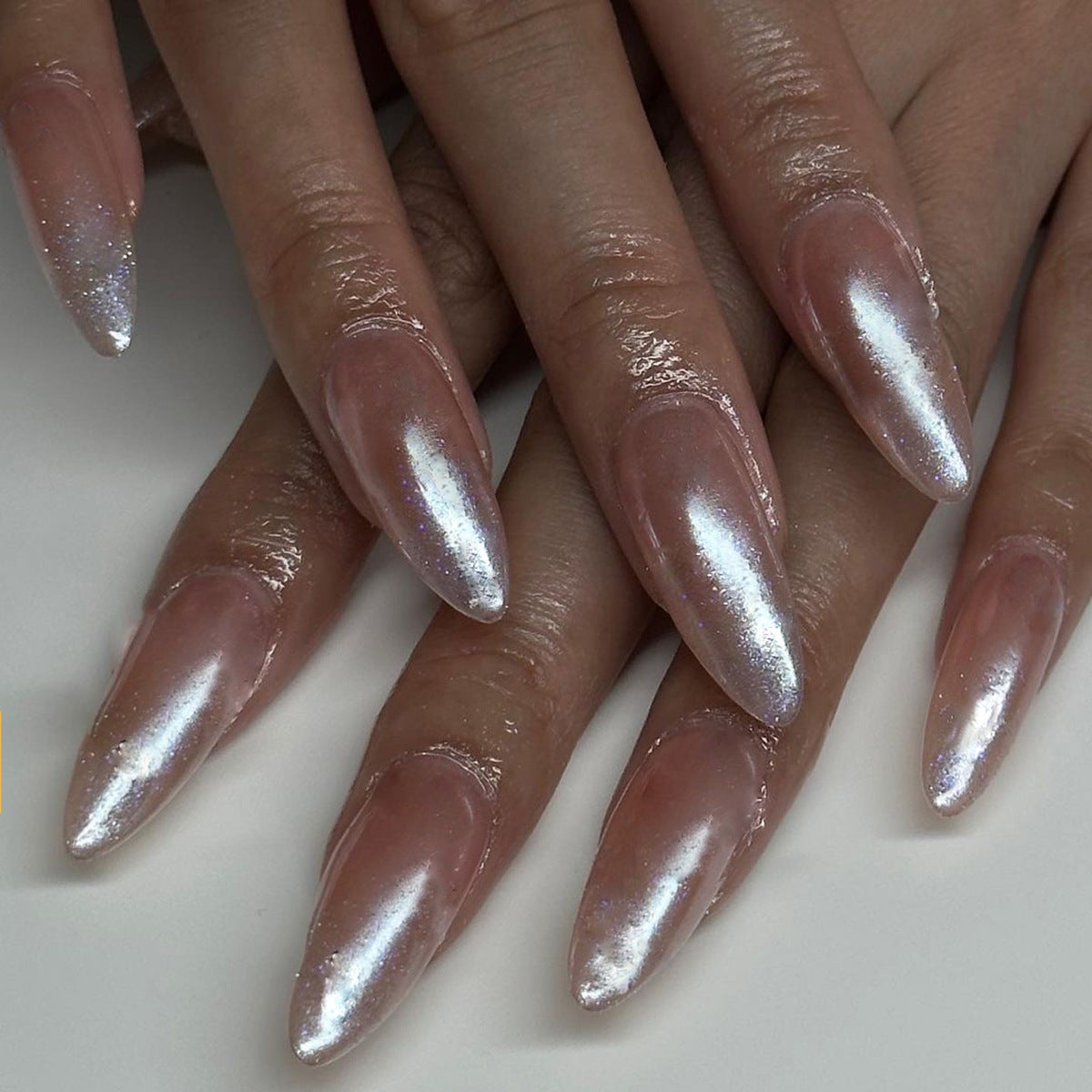 Kunstvolle Stiletto-Nägel mit Glitzer-Gradient und elegantem Design Brehn