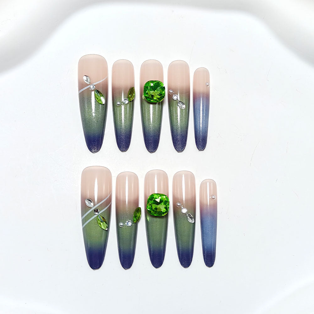 Kunstnägel mit elegantem Ombre-Design und Strass-Applikationen Brehn