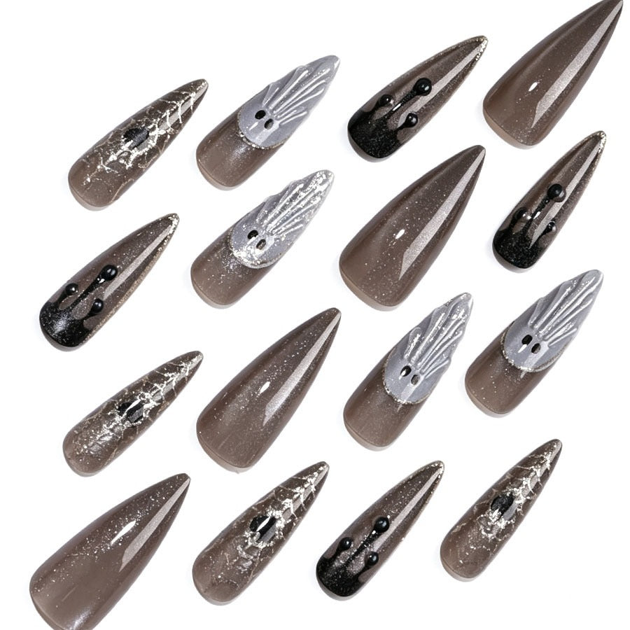 Kunstnagelset mit glamourösen Metallic-Elementen und filigranen Details Brehn