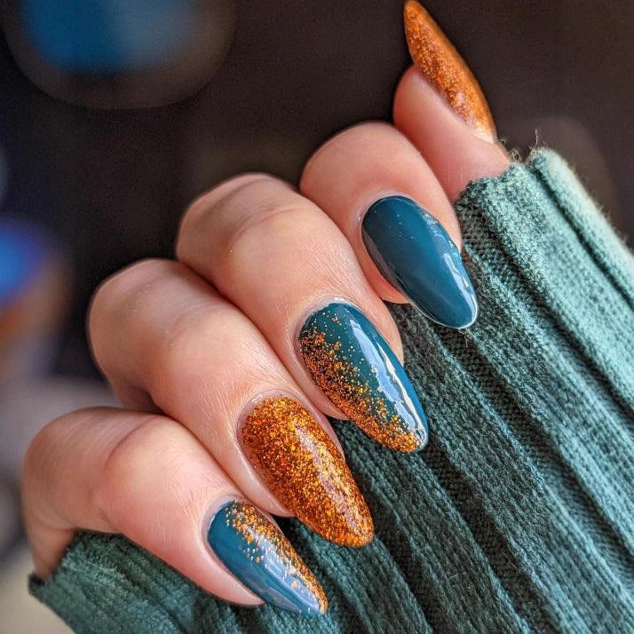Glamouröse Kunstnägel mit Glitzernden Akzenten Brehn