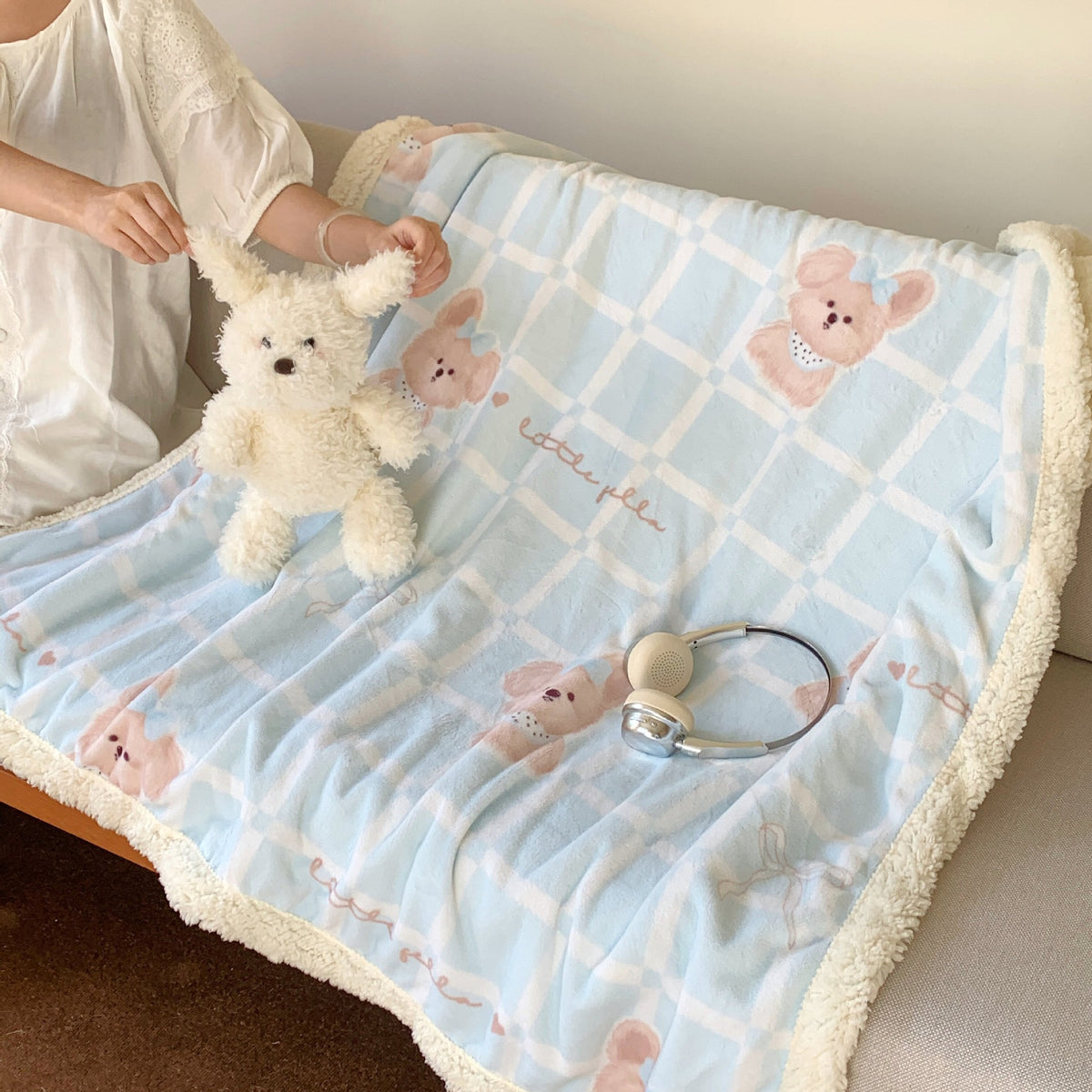 Wendbare Flauschdecke mit Cartoon-Katzenmotiv und Teddyfutter