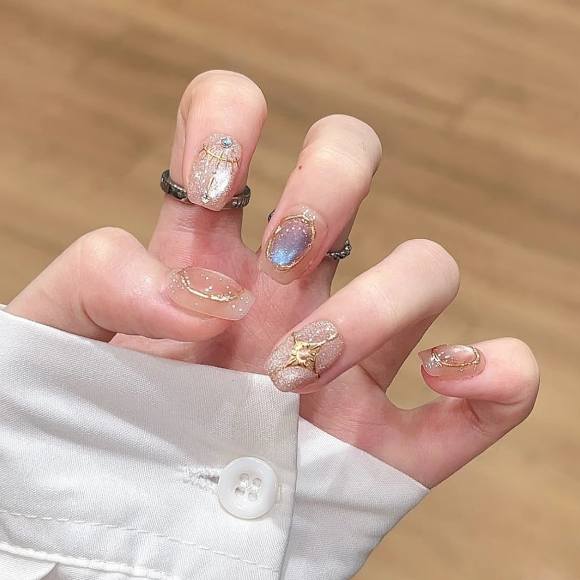 Dekoratives Press-On Nagelkunst-Set mit schimmernden Edelsteinakzenten Brehn