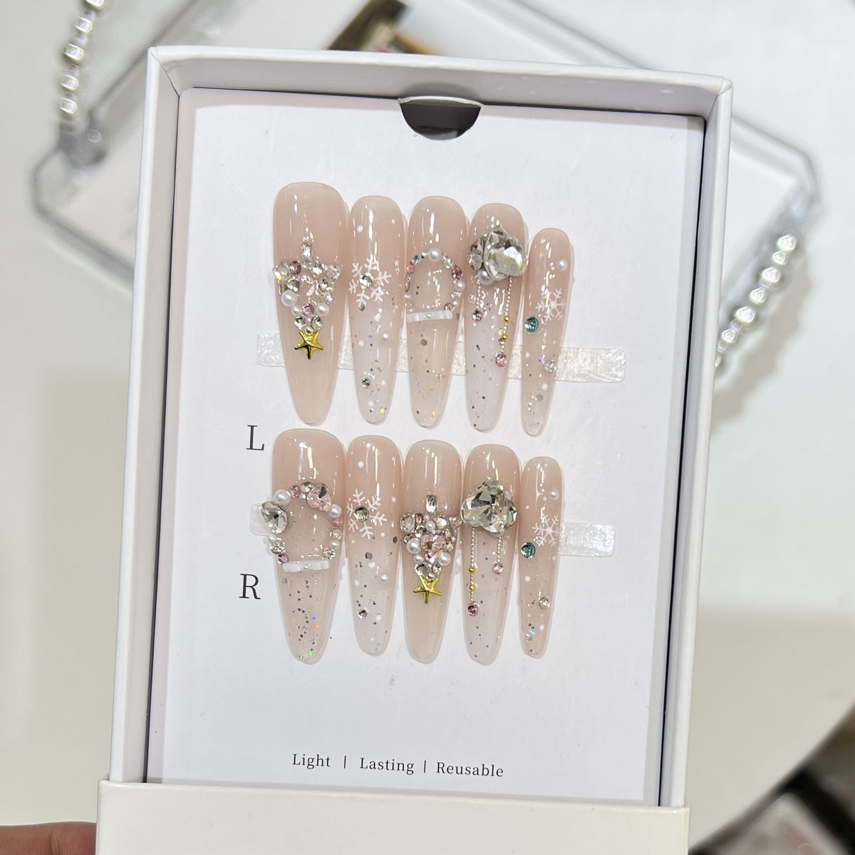 Künstlerisches Press-On-Nagelset mit Schneeflocken- und Edelsteindesigns Brehn