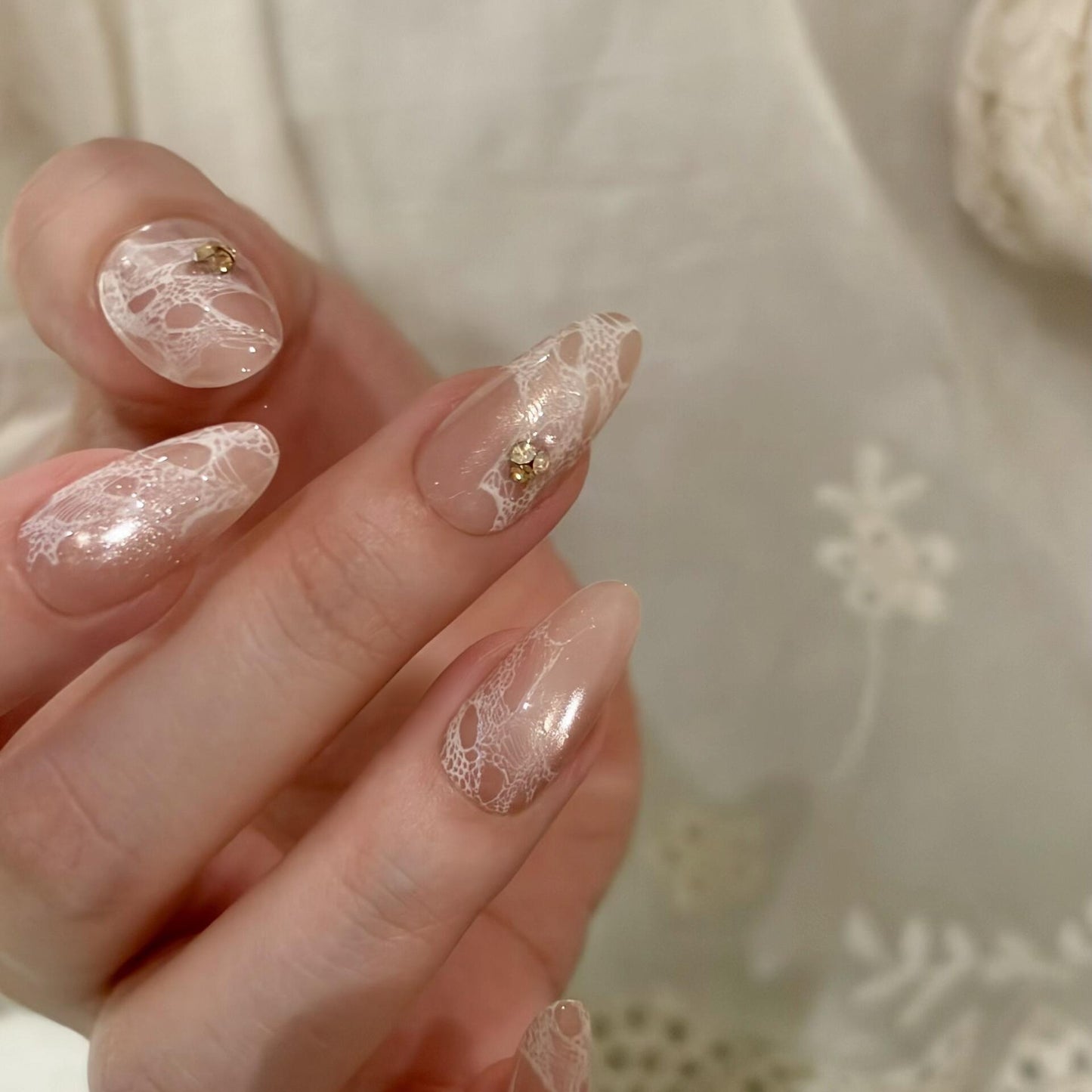 Elegante Kunstnägel mit Spitzen und Glitzer Brehn