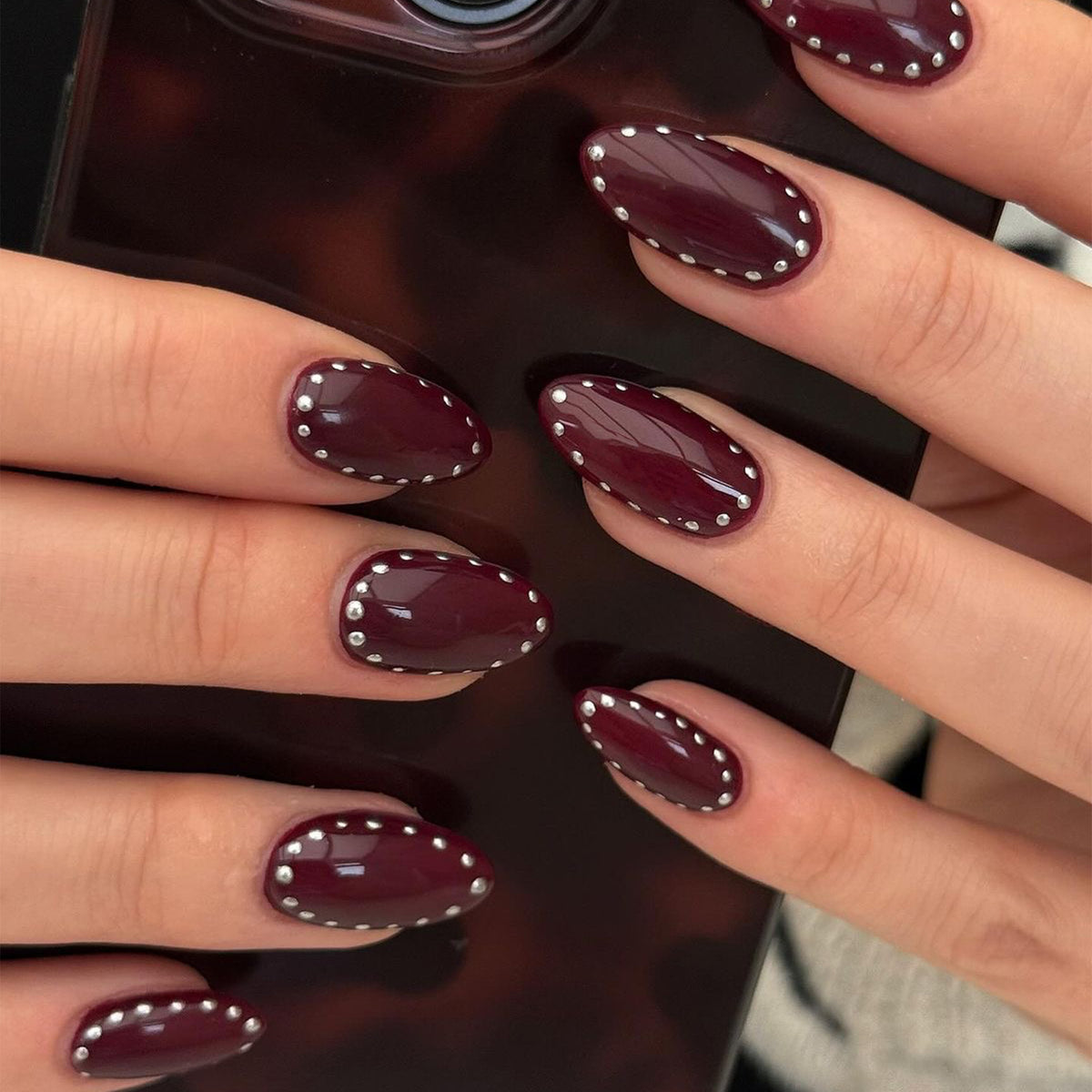 Kunstvolle Nagelkunst mit Glitzerverzierungen Brehn