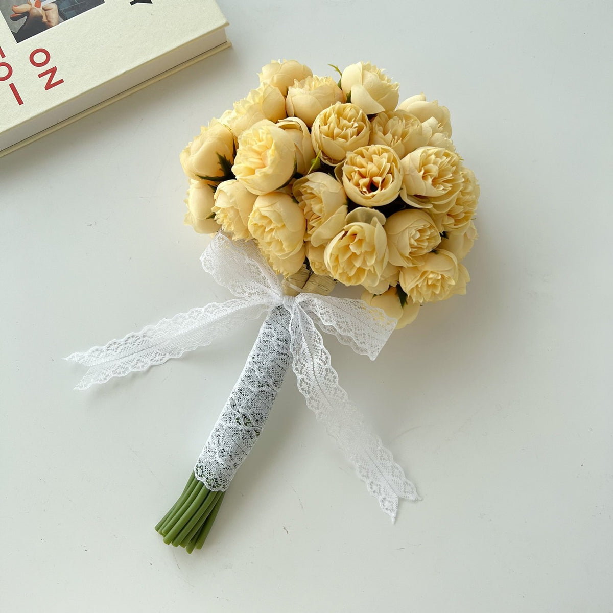 Eleganter Pfingstrosenblumenstrauß