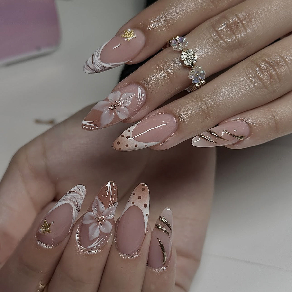 Kunstnagelset mit floralen und eleganten Details Brehn