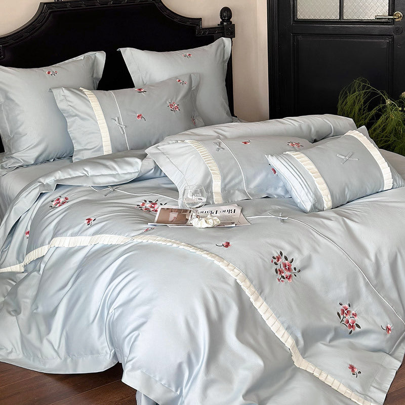 Elegantes Baumwollsatin-Bettwäsche-Set mit feiner Rosenstickerei und Plissee-Volant