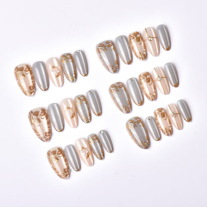 Dekoratives Press-On Nail Art Set mit floralen und metallischen Akzenten Brehn