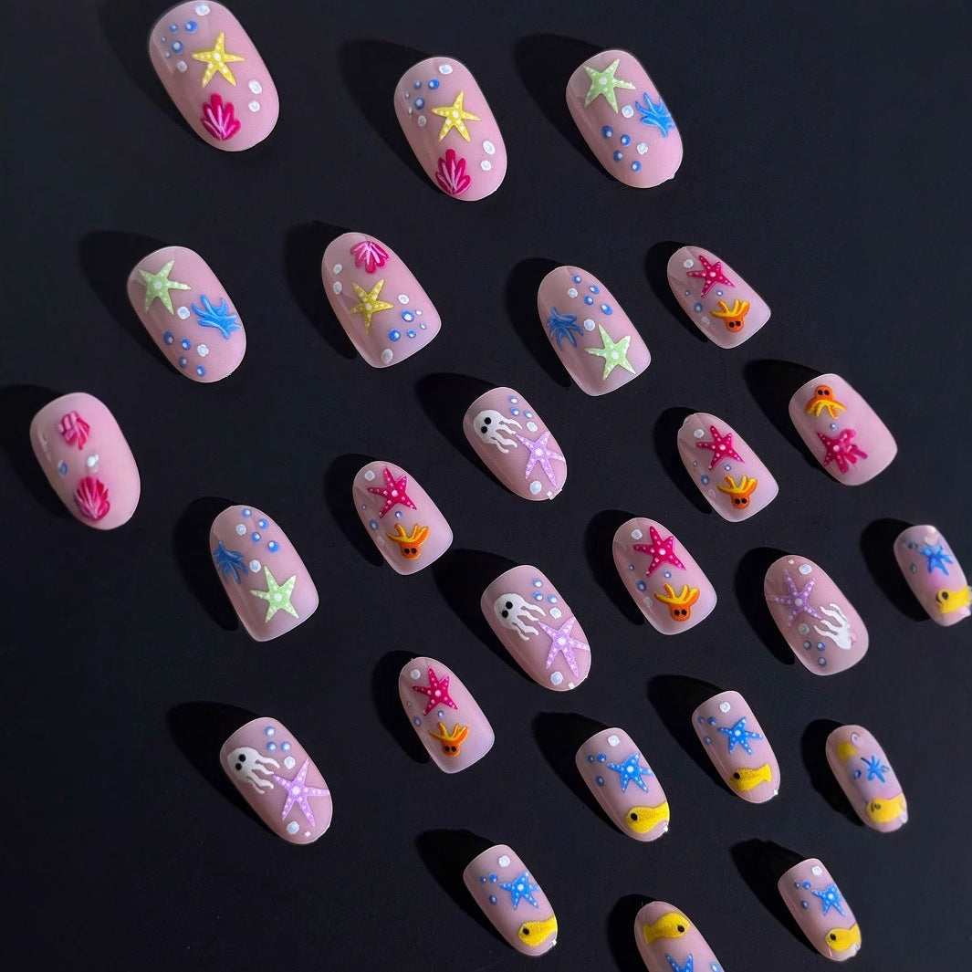 Kunstnagelset mit maritimem Design und bunten 3D-Akzenten Brehn