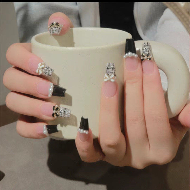 Glamouröse Nageldesigns mit Perlen- und Strass-Akzenten Brehn