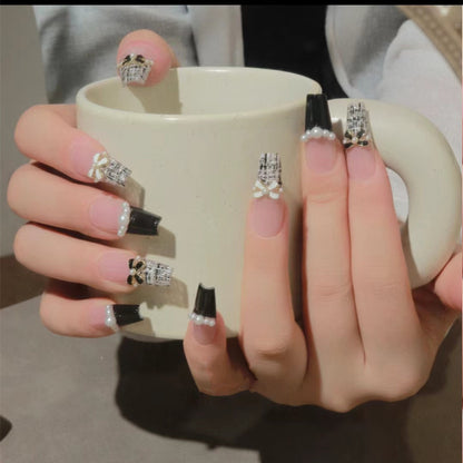 Glamouröse Nageldesigns mit Perlen- und Strass-Akzenten Brehn
