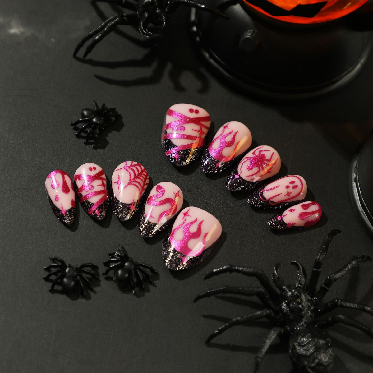 Kunstvolle Halloween-Nagelkunst mit glitzerndem Abschluss Brehn