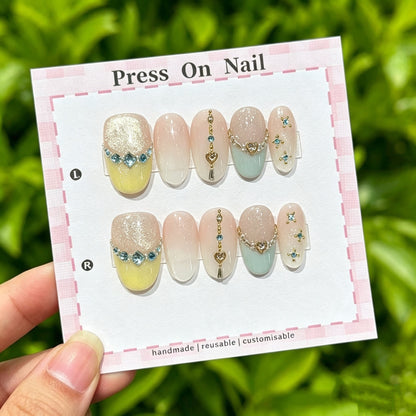 Künstlerisches Press-On Nagelset mit Herz- und Edelsteinakzenten