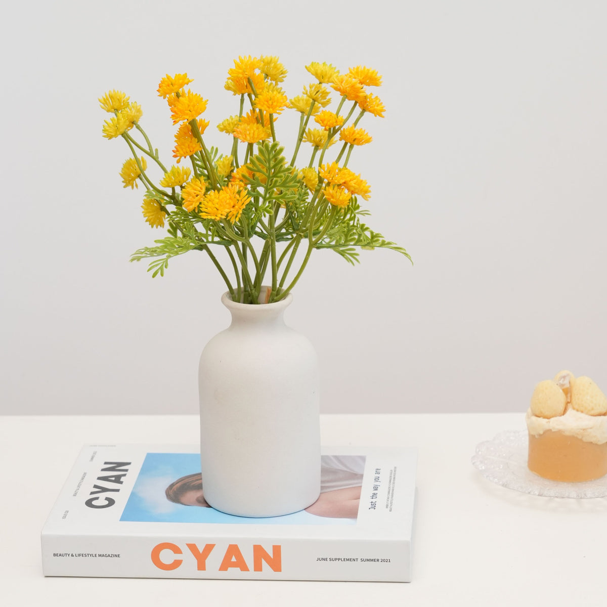 Lebensechte Blumenzweiganordnung