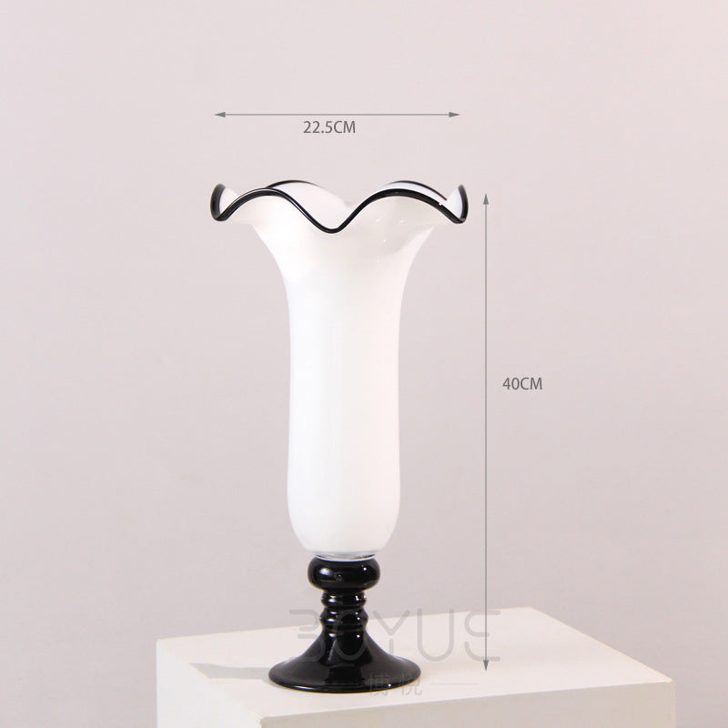 Mouthblown gerippte Podest Kunstglas Trompetenvase Brehn