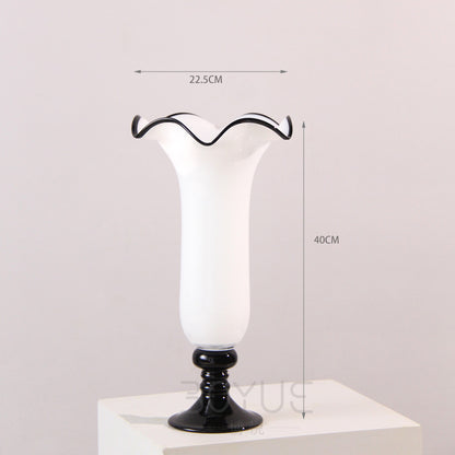 Mouthblown gerippte Podest Kunstglas Trompetenvase Brehn
